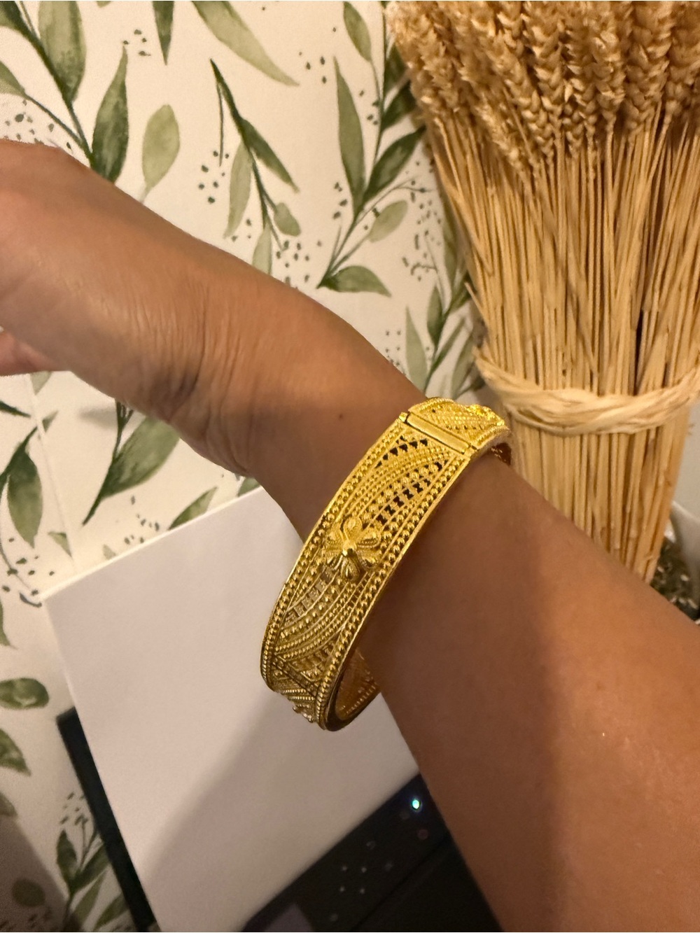 Elegant Gold Filigree Women’s Bangle Bracelet